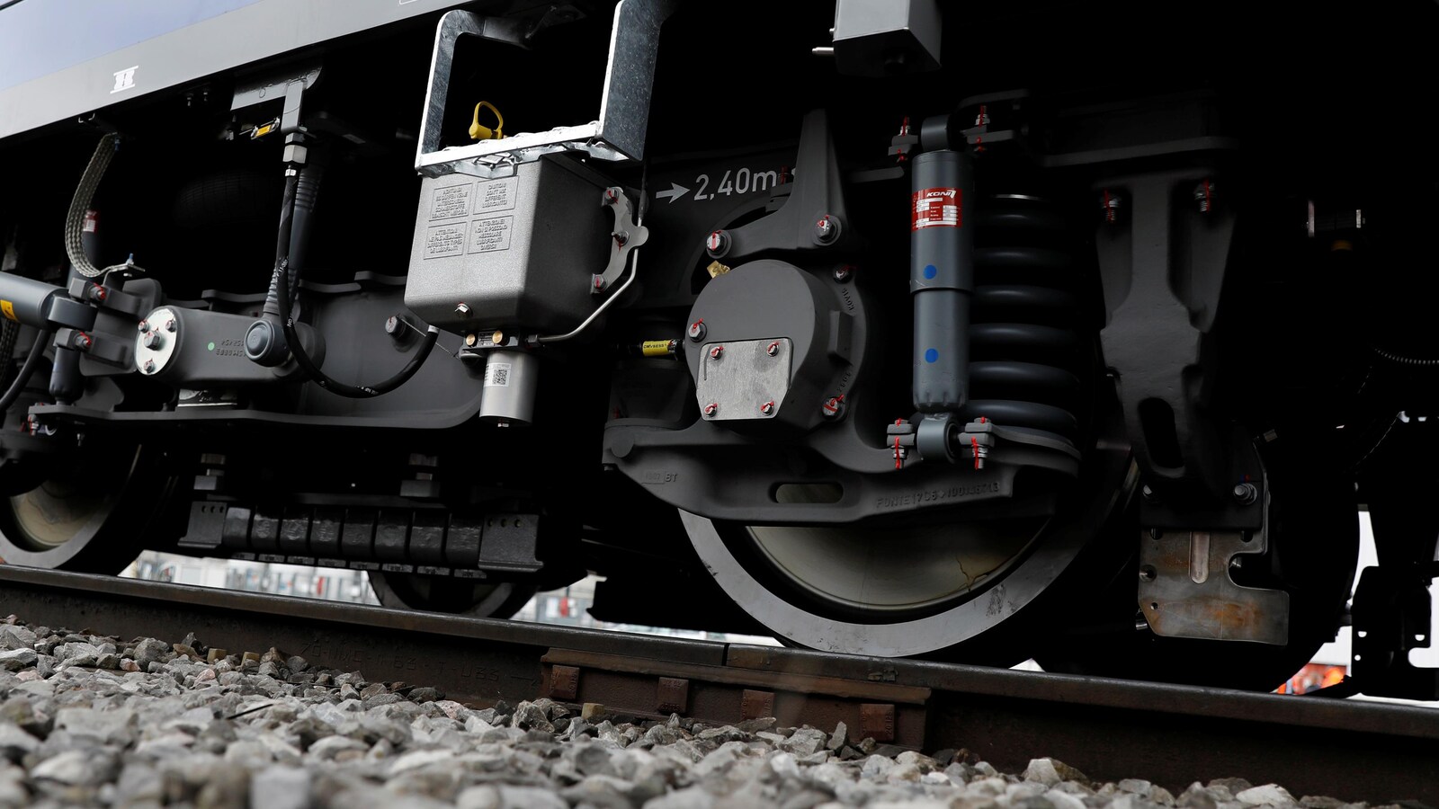 Les roues d'un wagon de chemin de fer reposant sur des rails