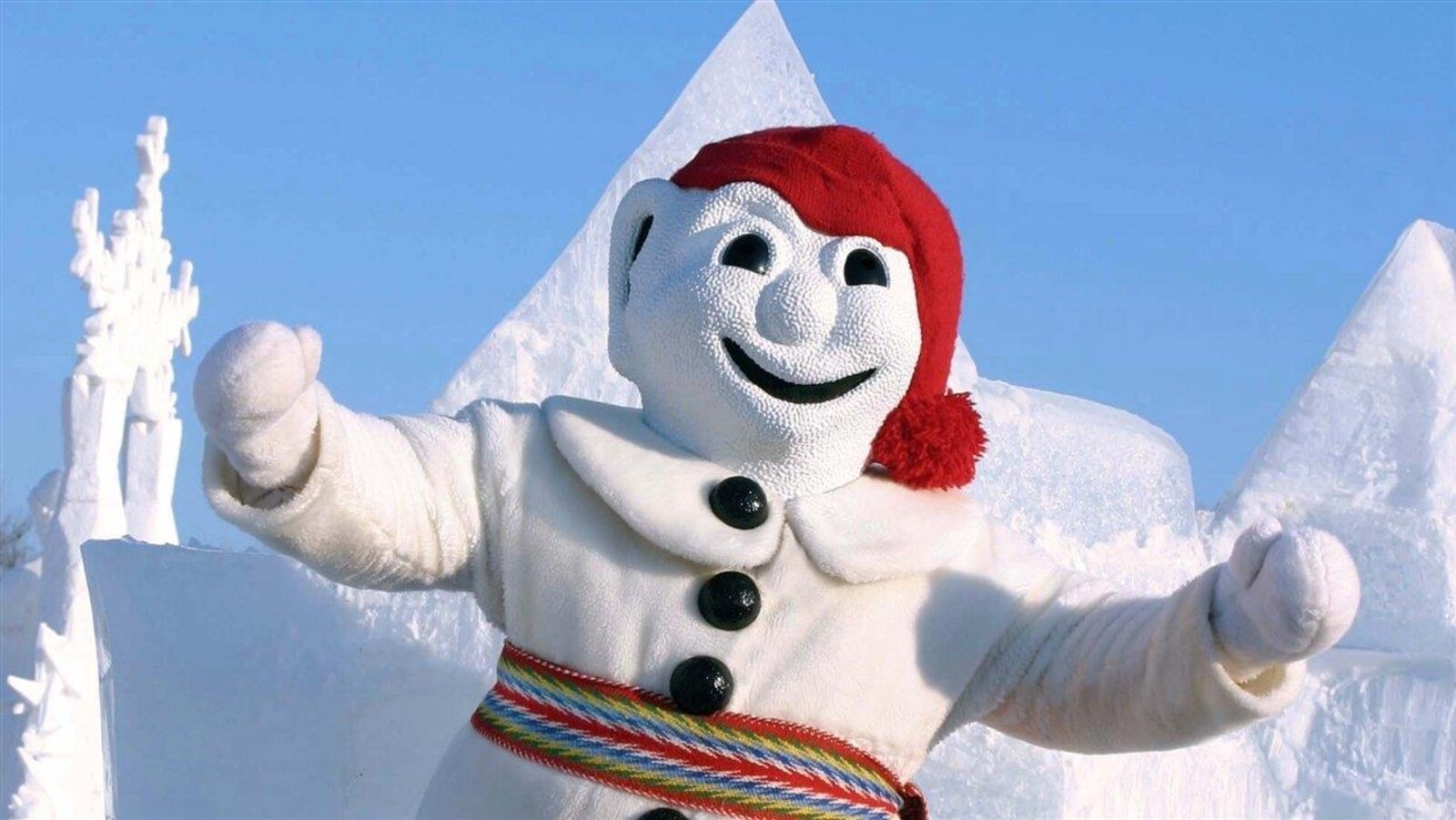 Le Bonhomme Carnaval, mascotte-emblème du Carnaval de Québec, dans un paysage de glace