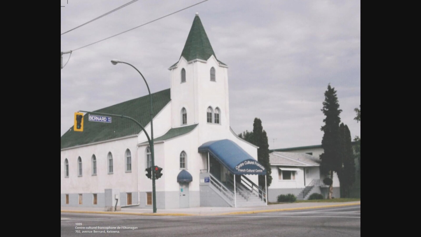 Une église vue d'extérieur sous un ciel nuageux dans laquelle les locaux du Centre culturel se trouvent.