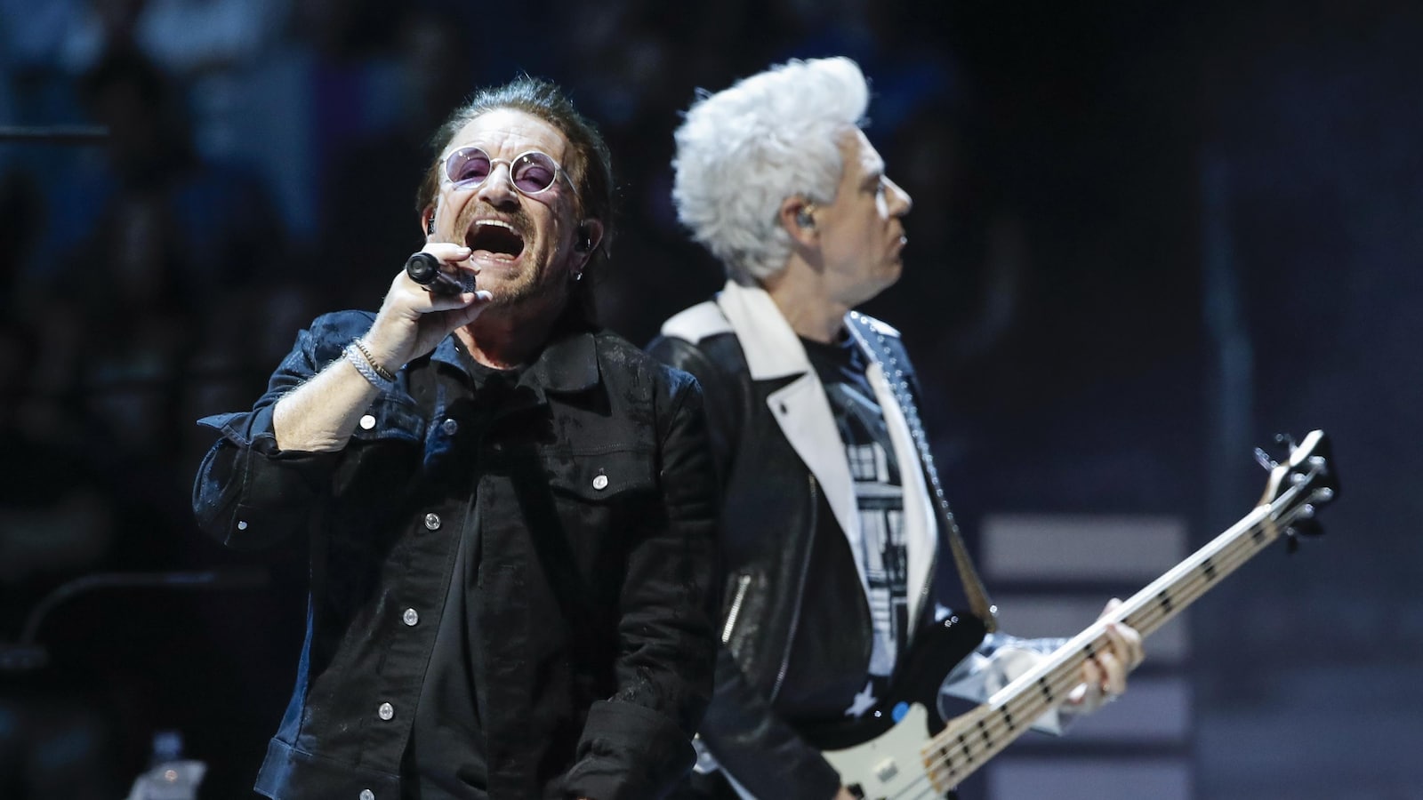Bono et Adam Clayton durant le concert « Experience + Innocence » le 23 mai 2018, à Chicago.