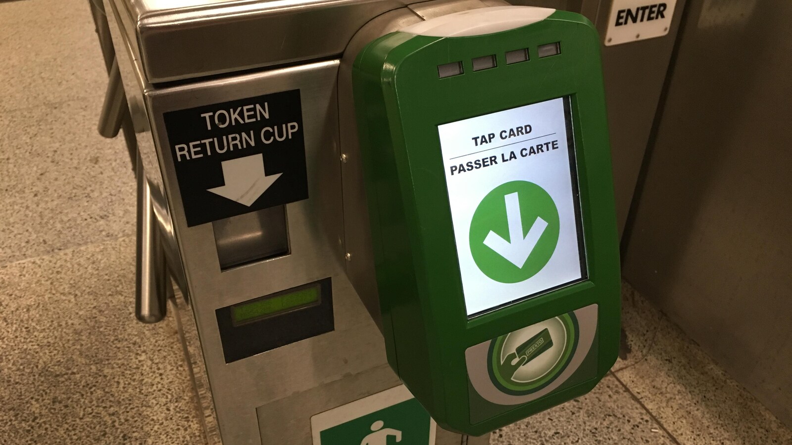 Une borne verte qui permet aux usagers d'utiliser leur carte Presto pour entrer dans le métro.
