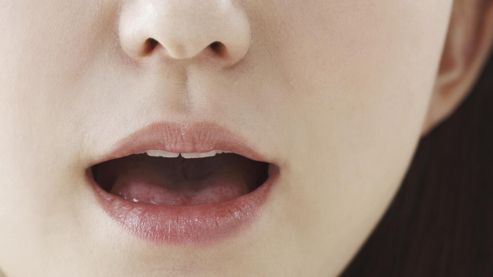 Une femme ouvre sa bouche.