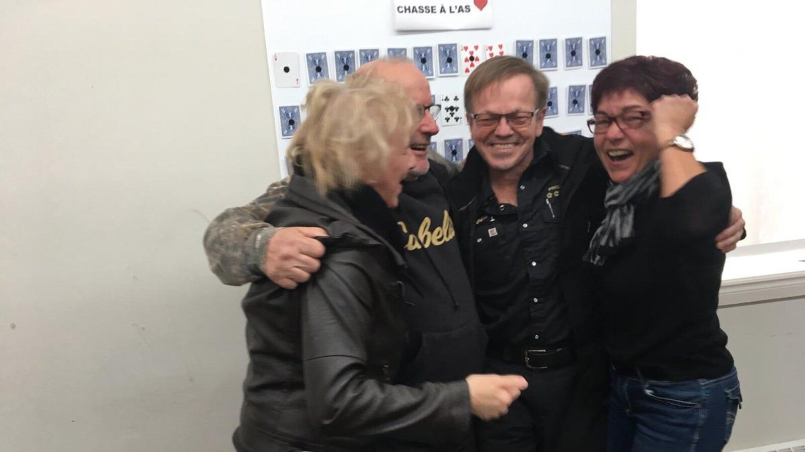 Jacques Perron et Roger Boudreau célèbrent leur gain en compagnie de leurs épouses