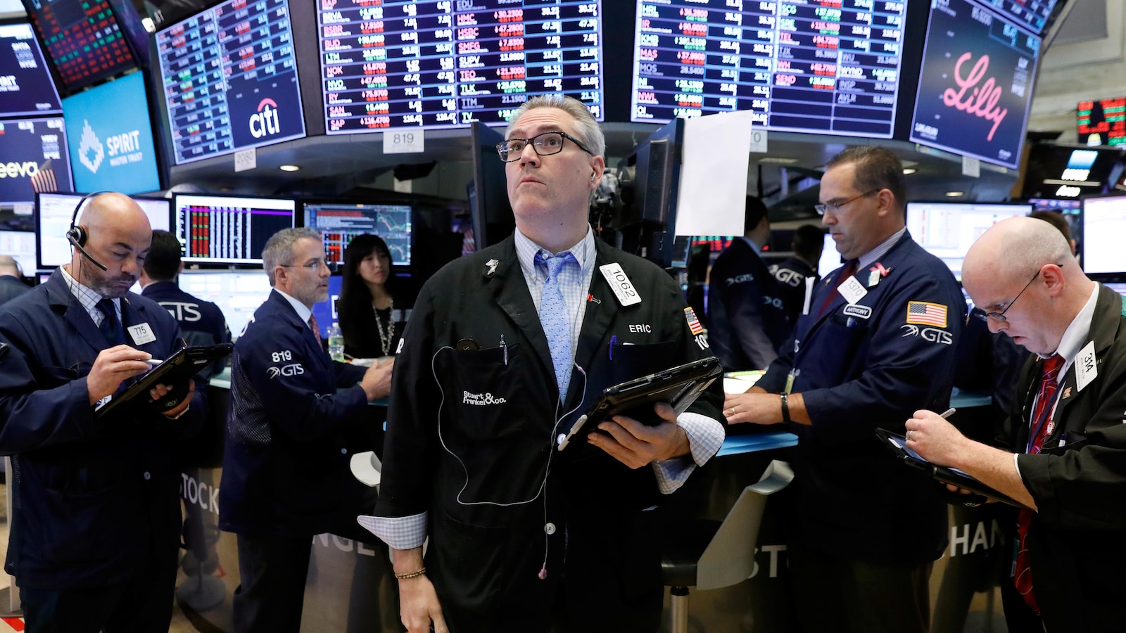 Des cambistes à la Bourse de New York suivent l'évolution des marchés.