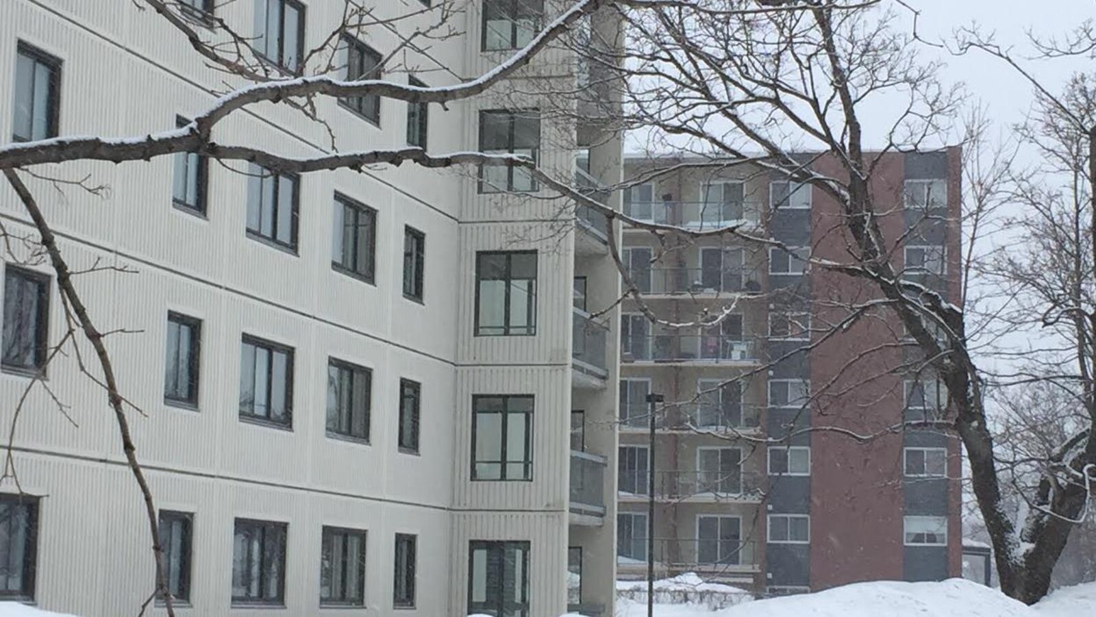Les violations de domicile ont eu lieu dans l'un de ces appartements du secteur de Sainte-Foy, près de la tête des ponts.