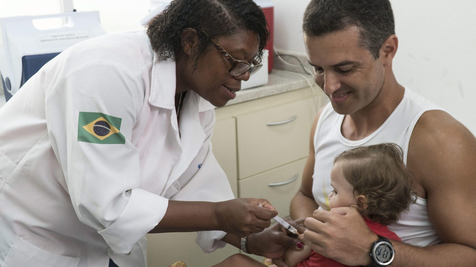Un enfant reçoit un vaccin contre la fièvre jaune.