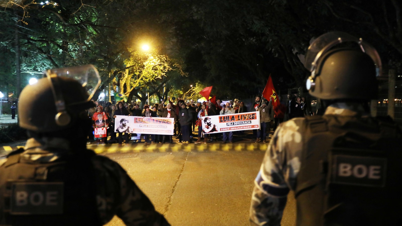 Des policiers devant une foule de manifestants.