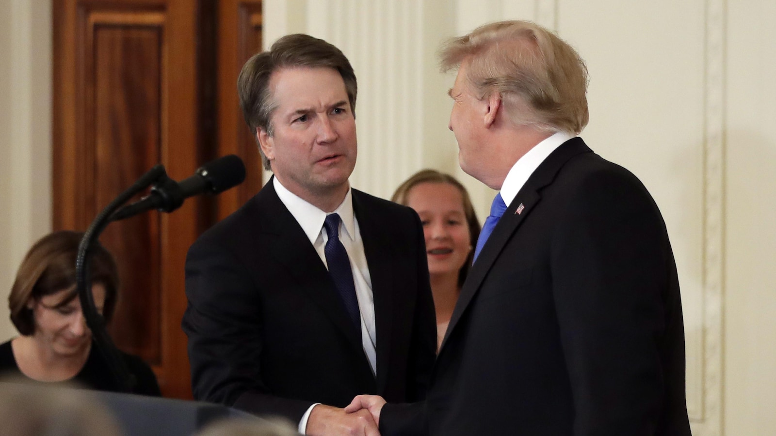 Donald Trump serre la main de Brett Kavanaugh à la Maison-Blanche