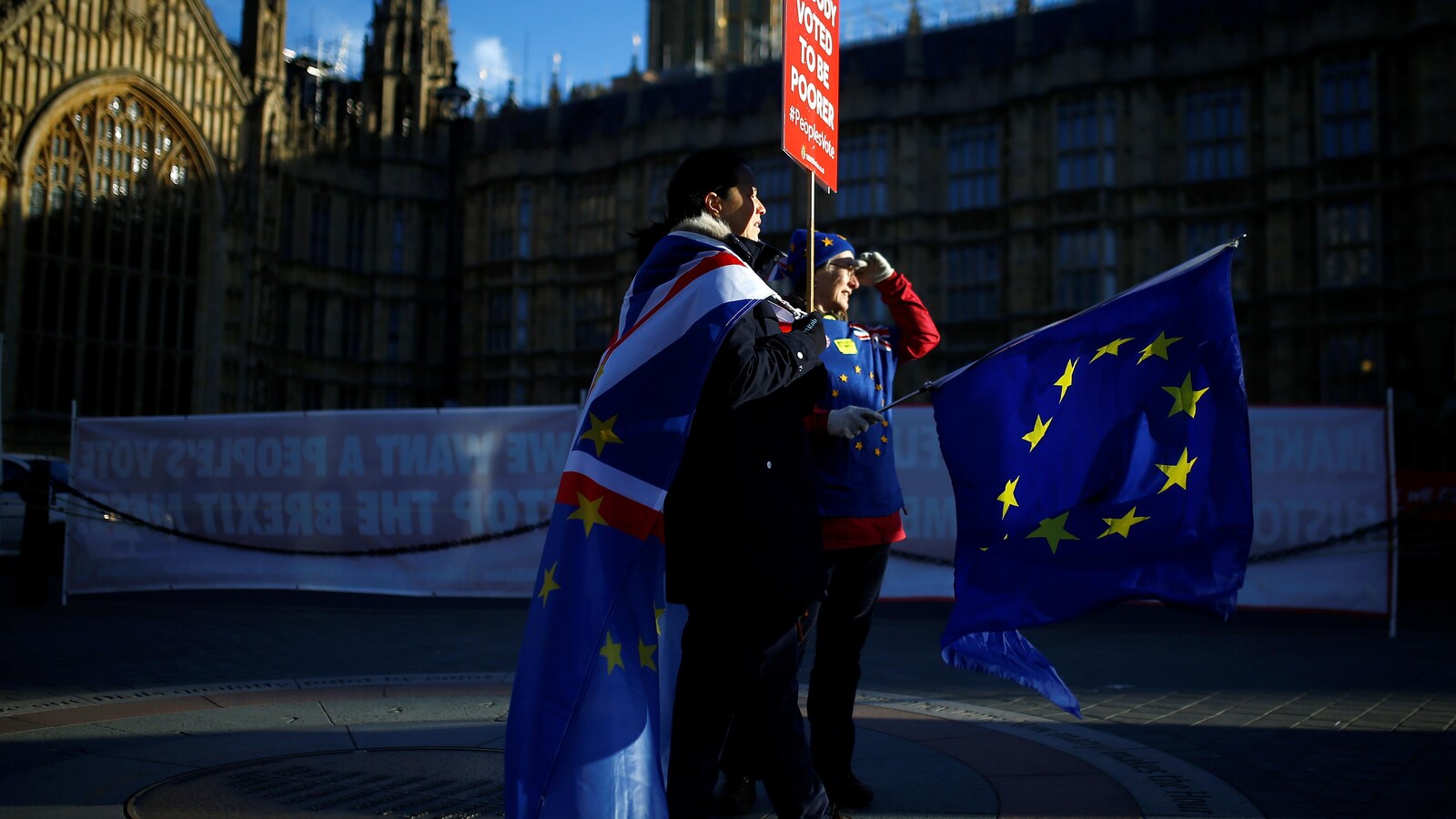 Des manifestants pro et anti-Brexit ont manifesté devant le Parlement, à Londres, mardi.