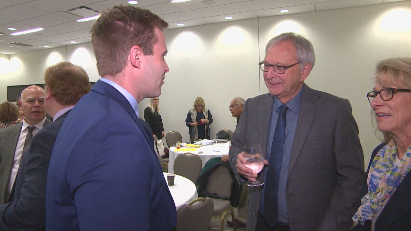Brian Gallant et Blaine Higgs en discussion.