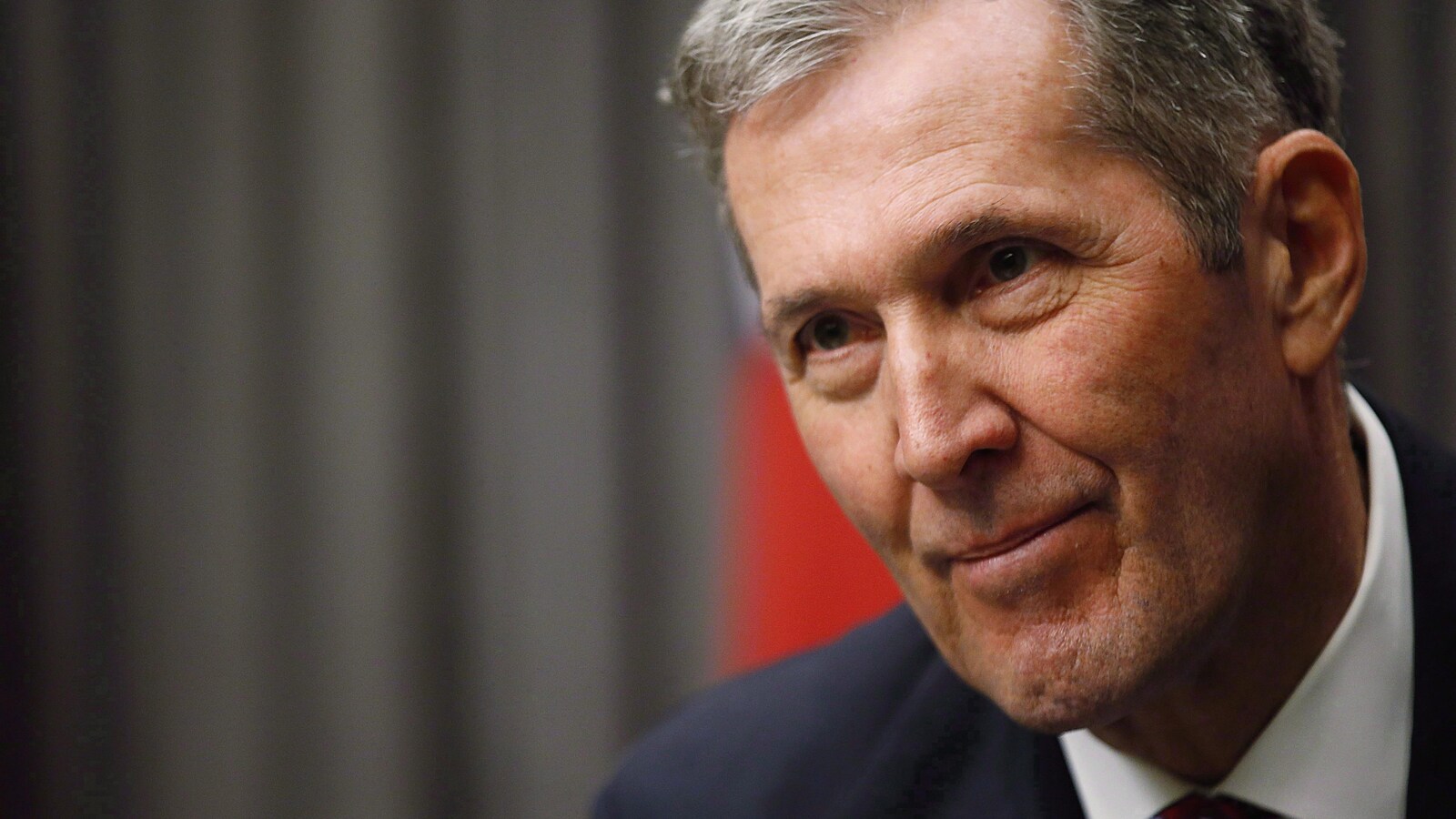 Le premier ministre Brian Pallister tourne son regard vers la droite.