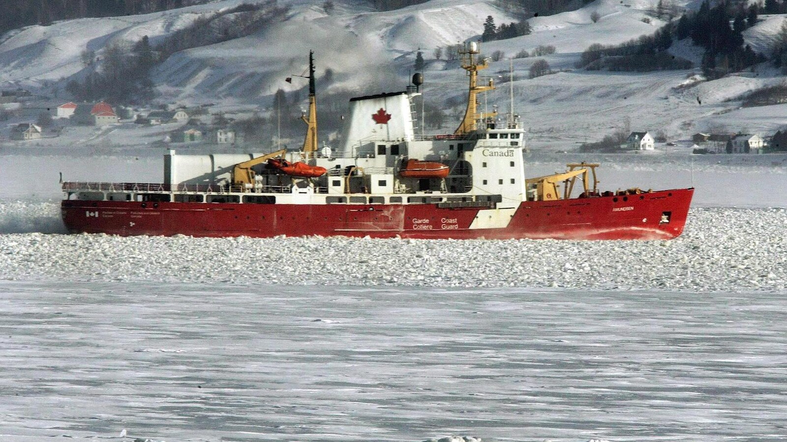 Le brise-glace Amundsen navigue dans les glaces.