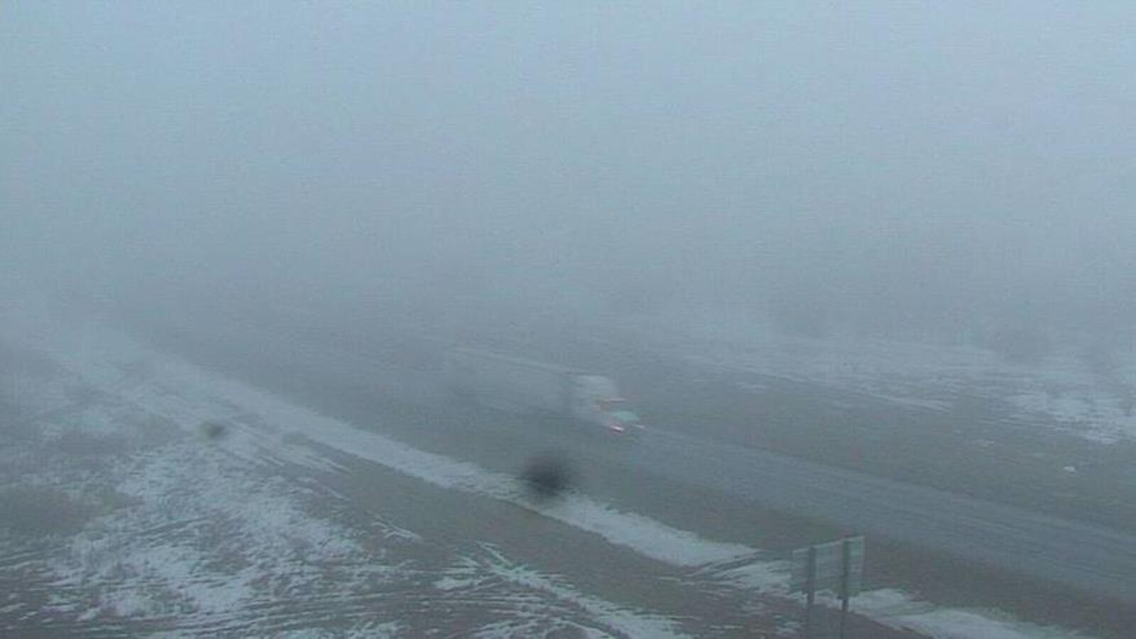 Un camion circule sur une route de la Saskatchewan.