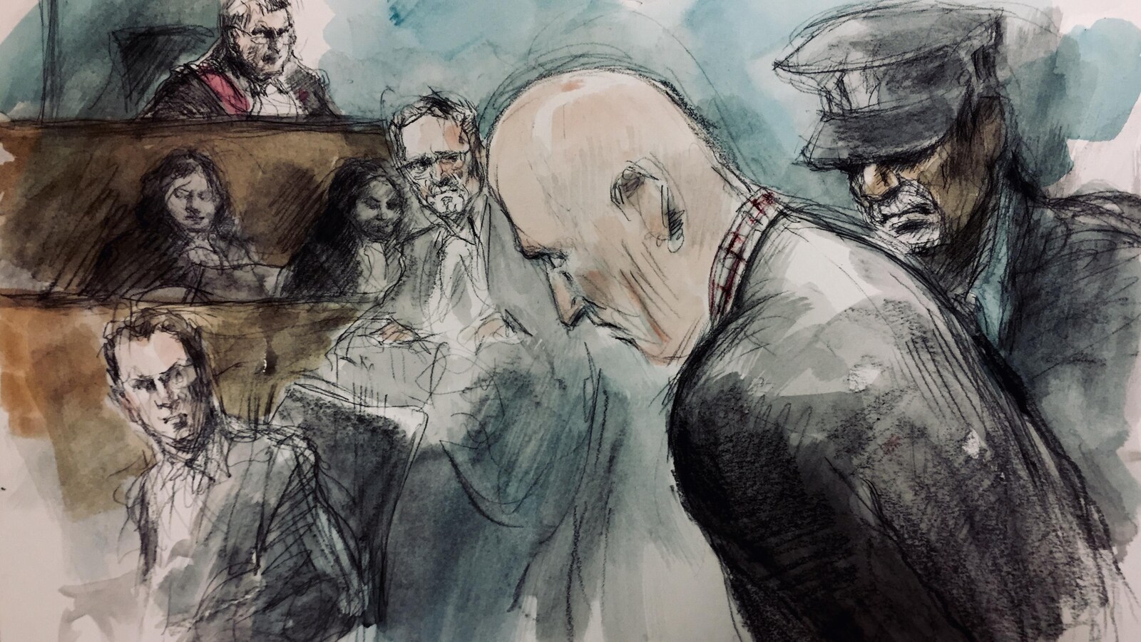 Photo d'un homme penché vers l'avant alors qu'un policier l'escorte à l'extérieur d'une salle de cour.