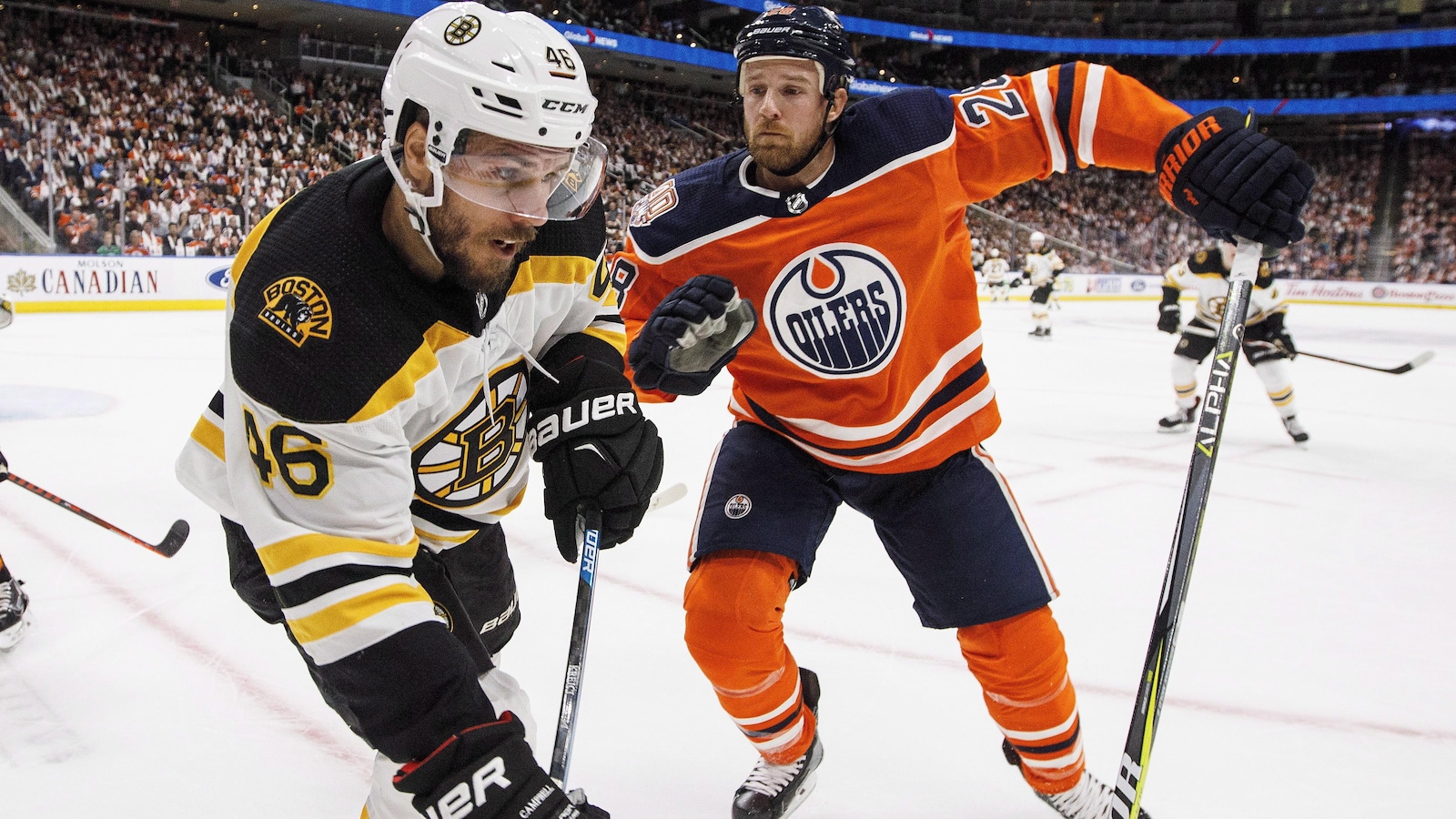 David Krejci, des Bruins de Boston, et Kyle Brodziak, des Oilers d'Edmonton
