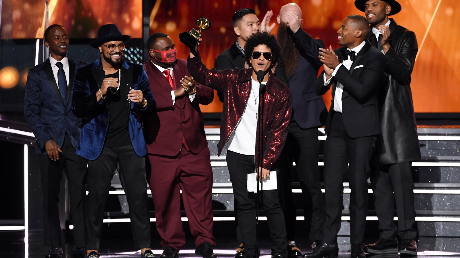 Bruno Mars remporte le Grammy de la meilleure chanson.