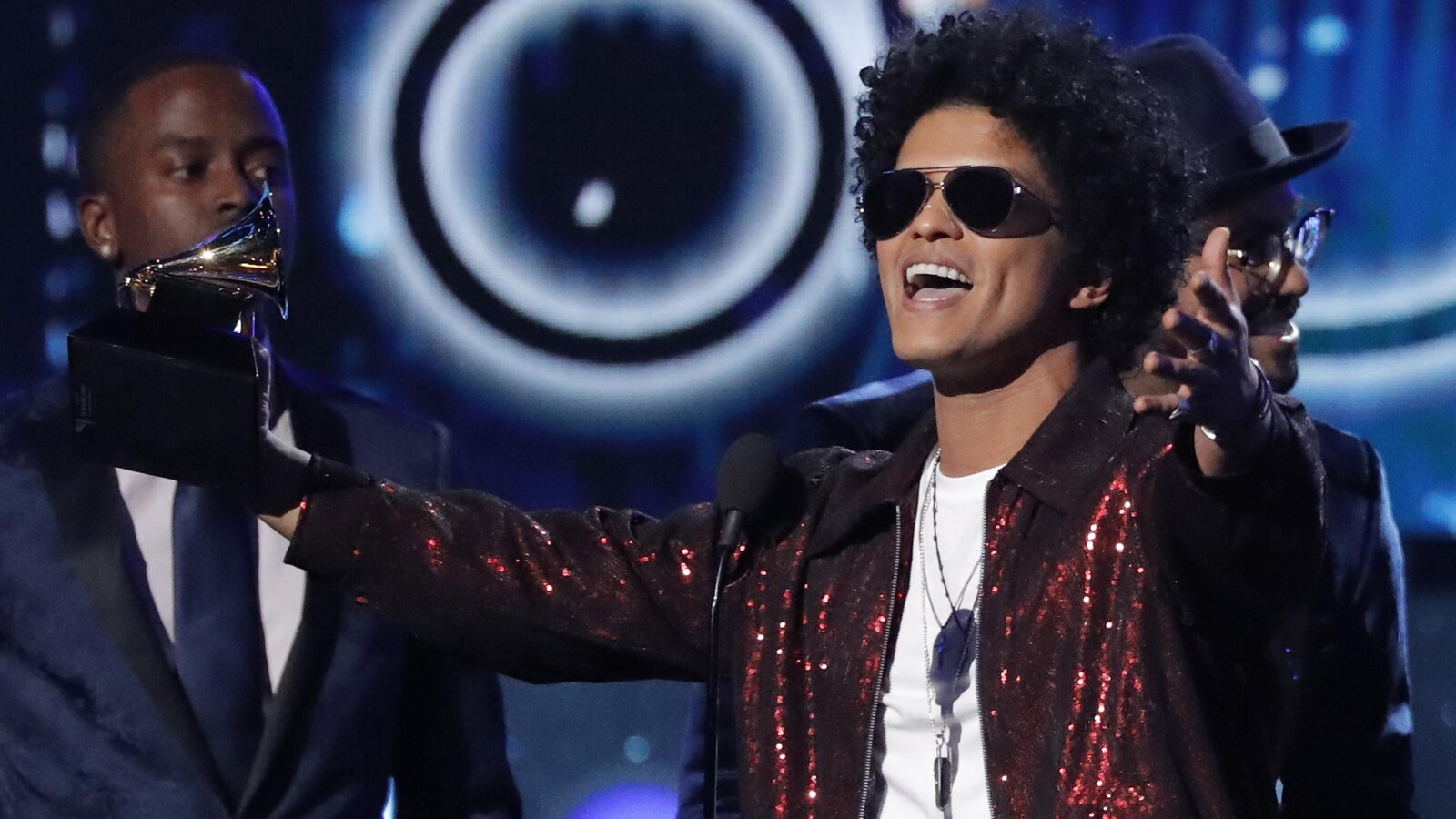 Le chanteur Bruno Mars remercie l'Académie des Grammy.