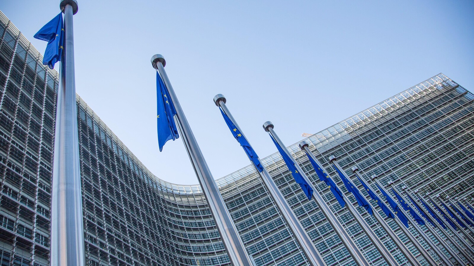 Le drapeau de l'UE flotte devant le siège de la Commission européenne.