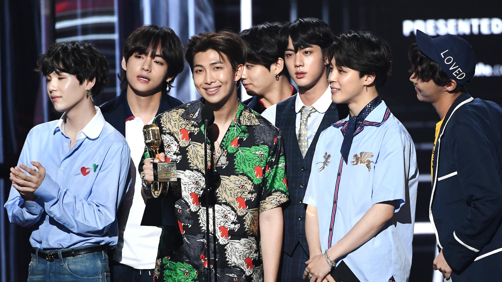 Le groupe Bangtan Boys (BTS) recevant un trophée aux Billboard Awards 2018 à Las Vegas