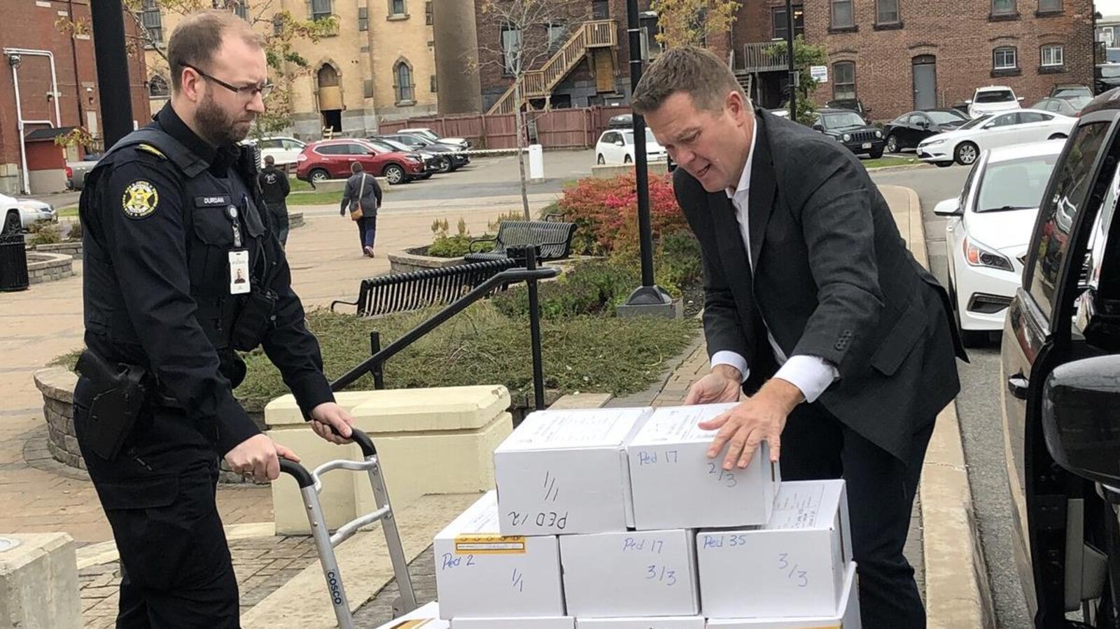 Craig Astle a fait plusieurs voyages pour transporter les 84 boîtes de bulletins de vote de Saint-Jean-Havre, au Nouveau-Brunswick.