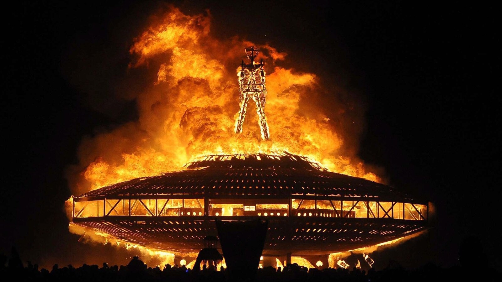 Lors de l'avant dernier jour de Burning Man, un homme en bois est brûlé.