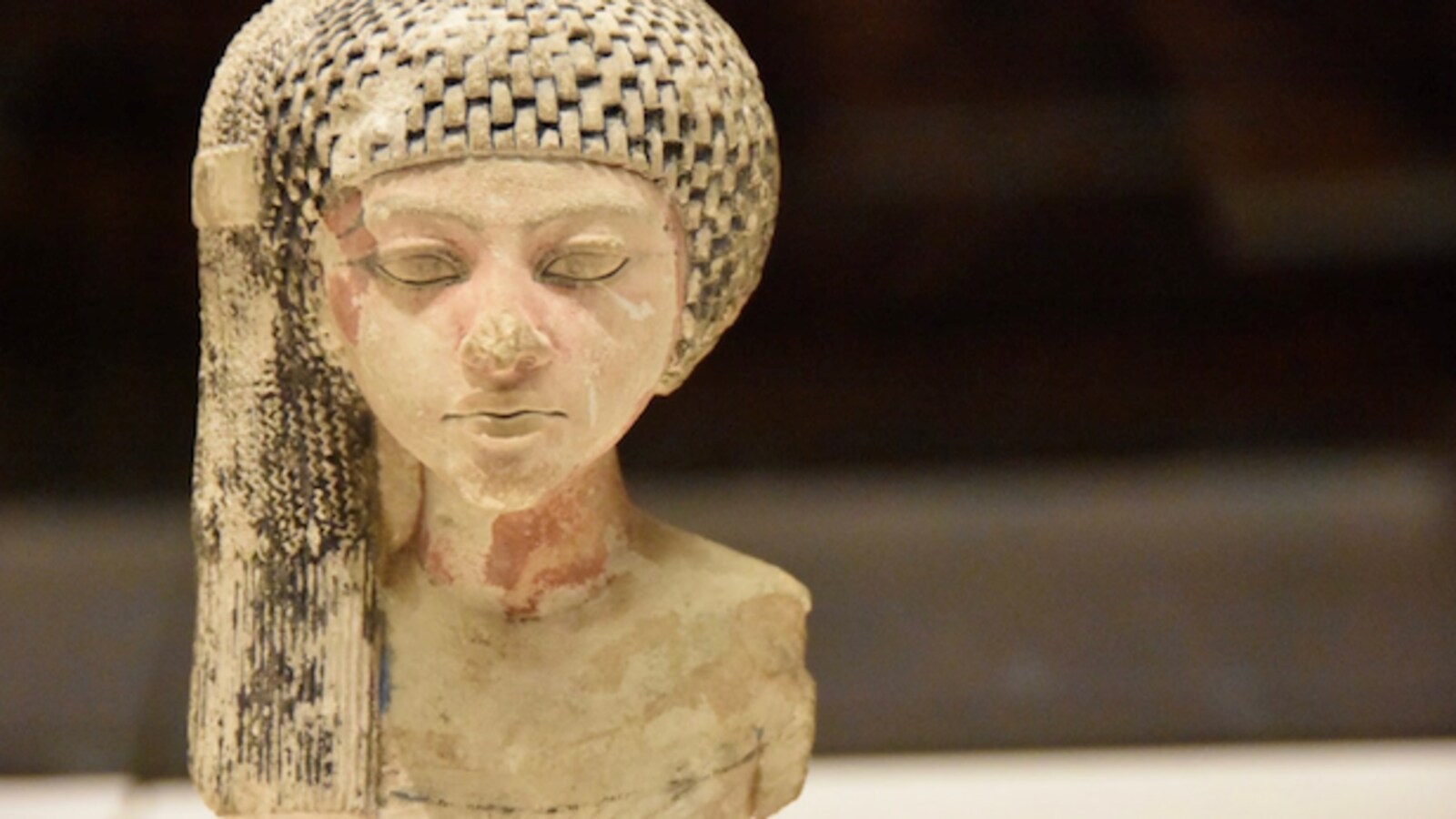Buste attribué à la princesse Méritaton exposé au Musée du Louvre.