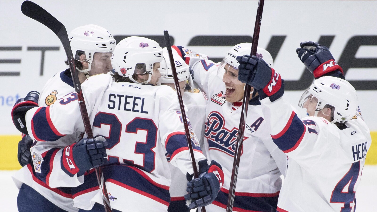 Des joueurs des Pats se font l'accolade.