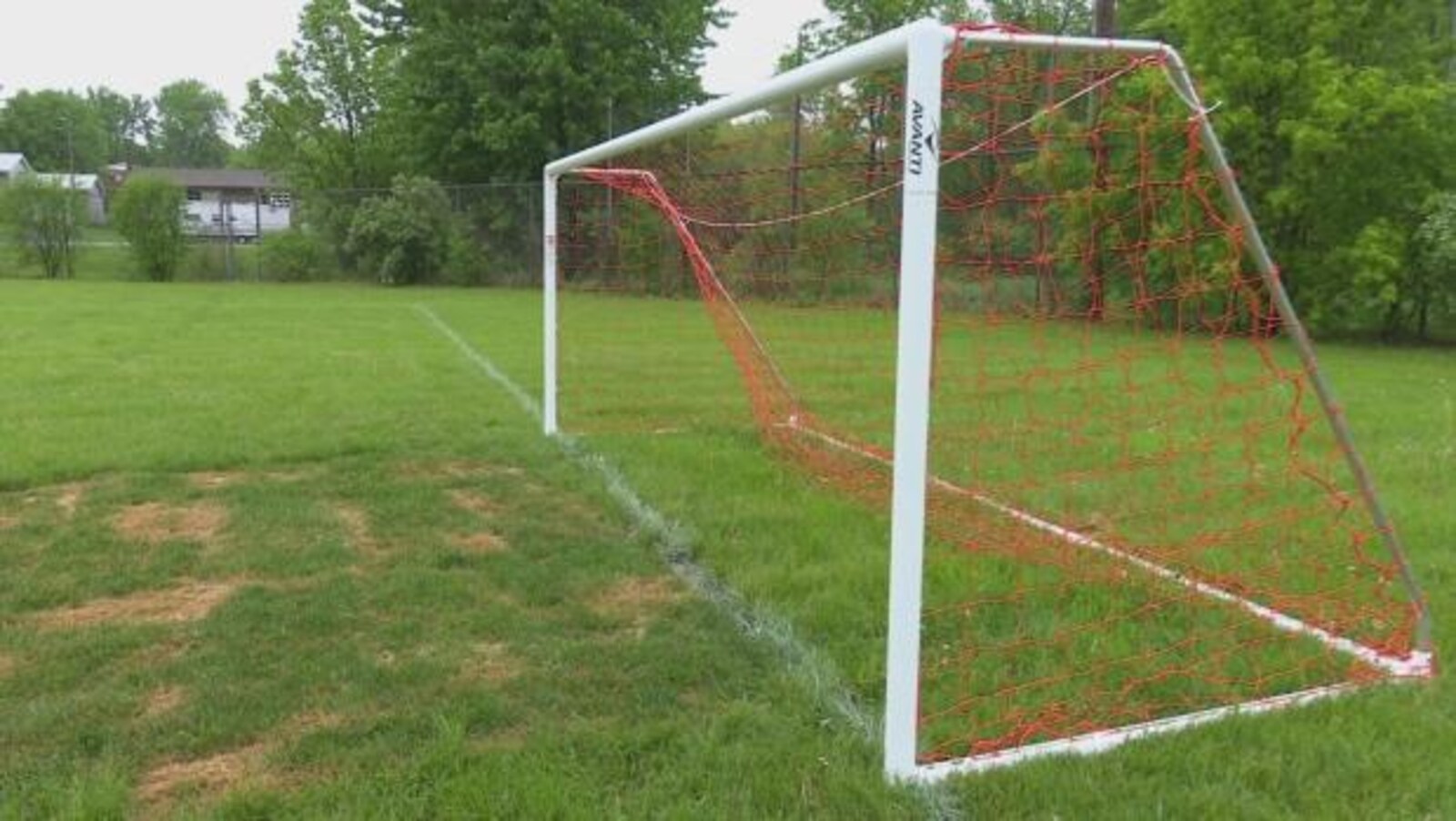 Un filet de soccer dans un parc.