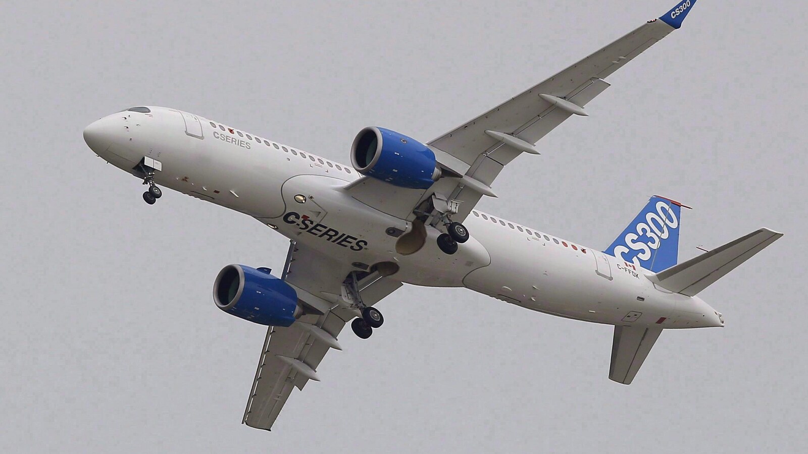 Un avion de C Series de Bombardier dans le ciel
