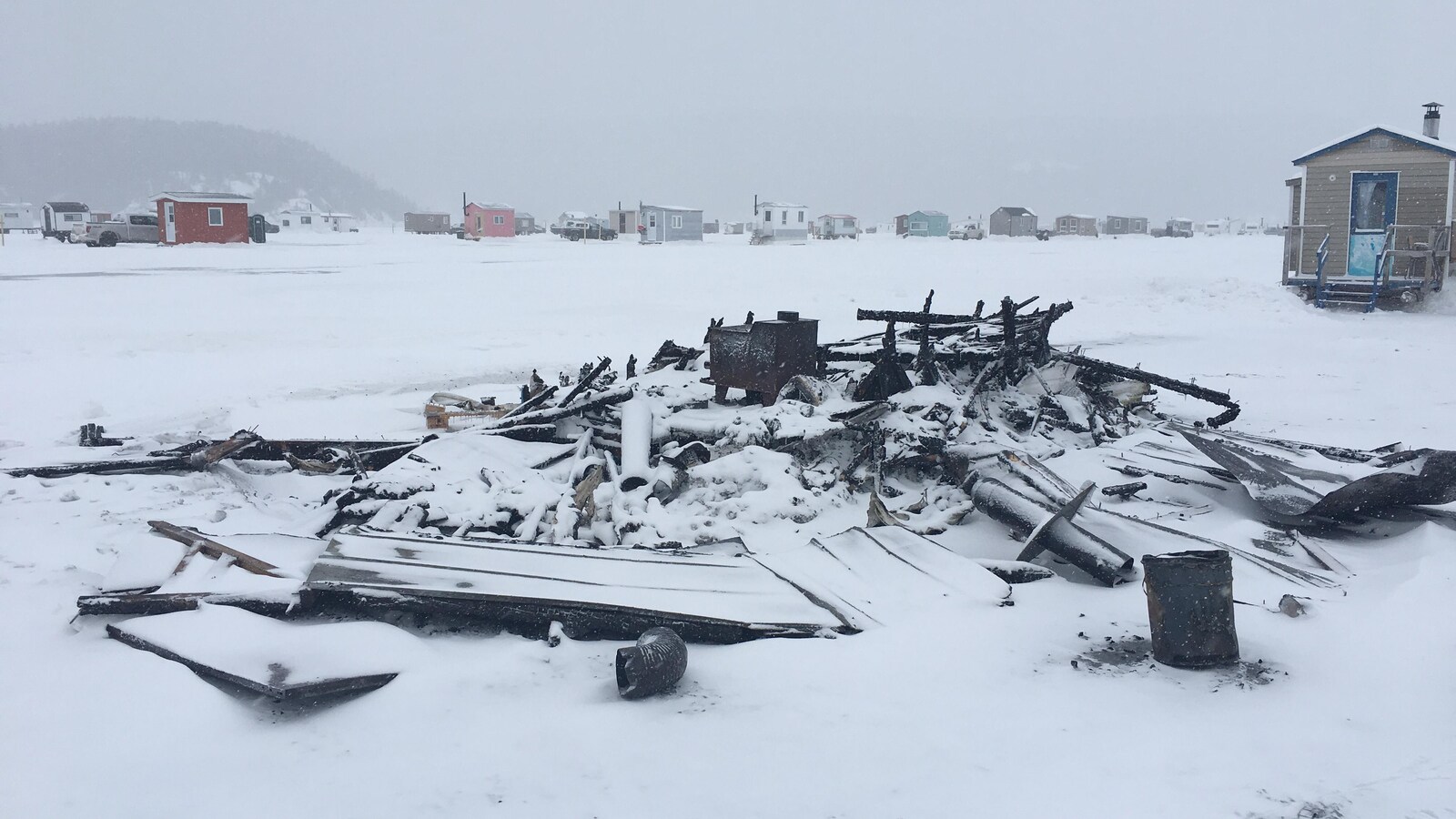 Les restes calcinés de la cabane à pêche.