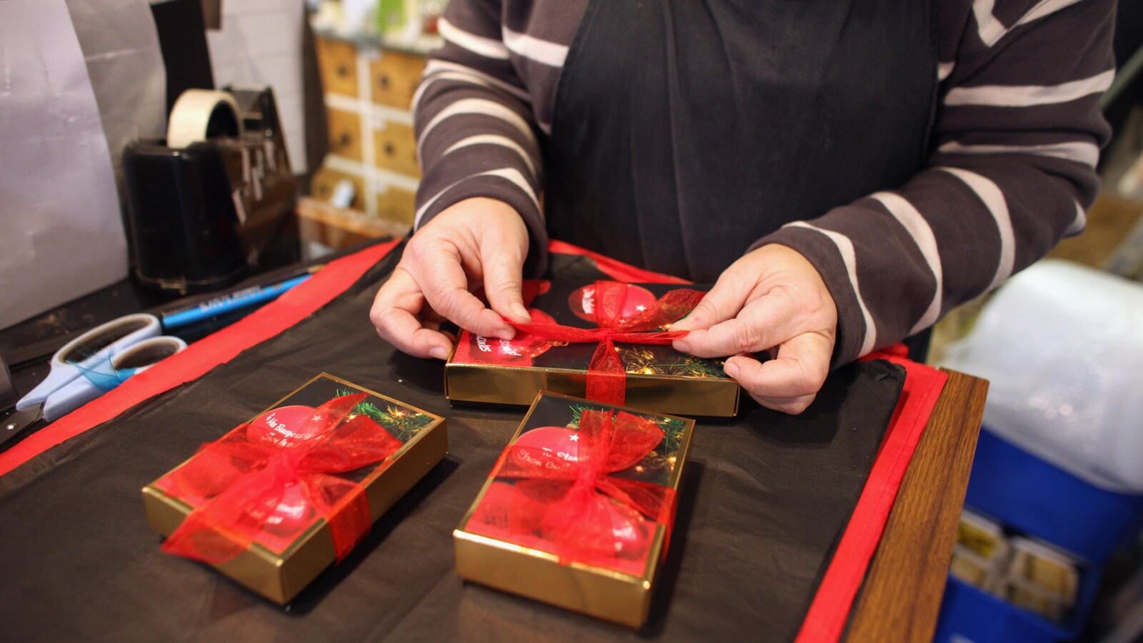 Une personne emballe un cadeau