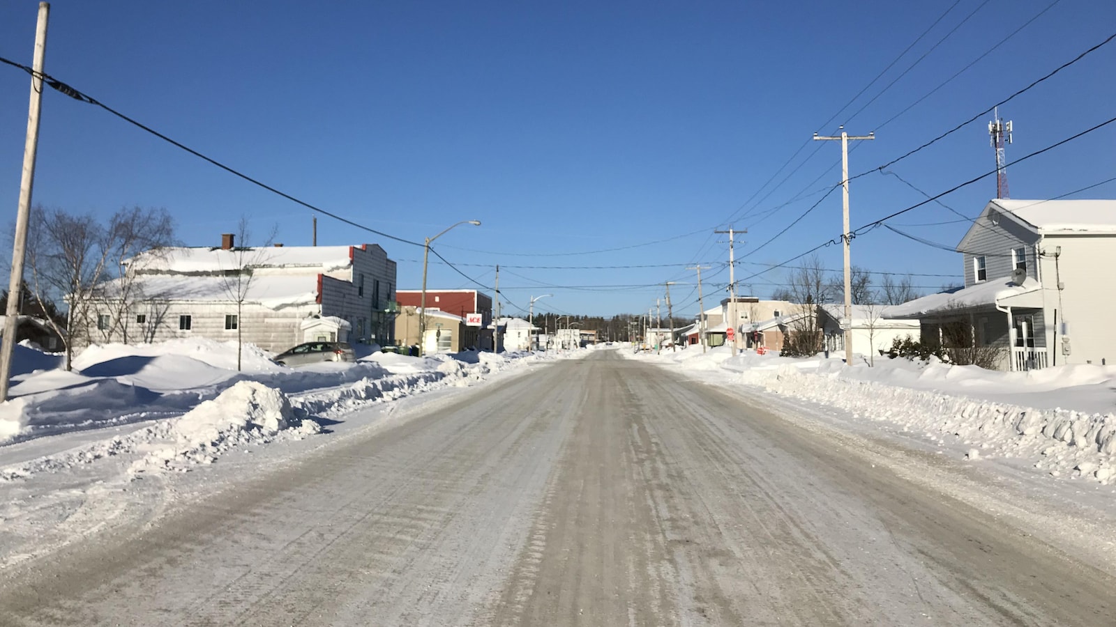 Une rue d'un quartier rural, en hiver.