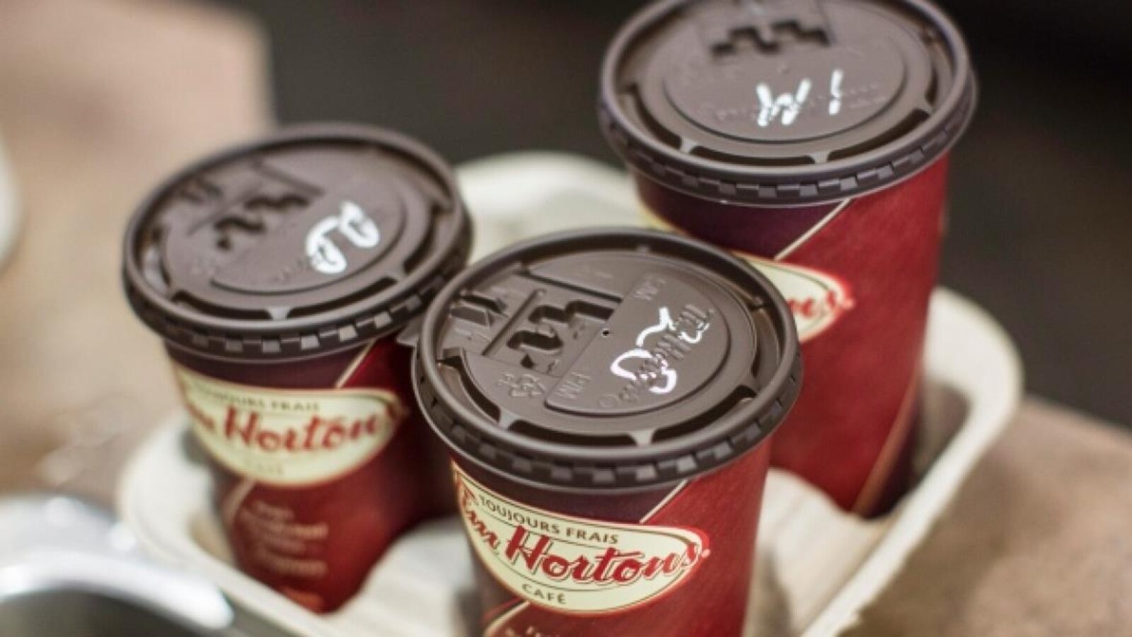 Des tasses de café Tim Hortons.