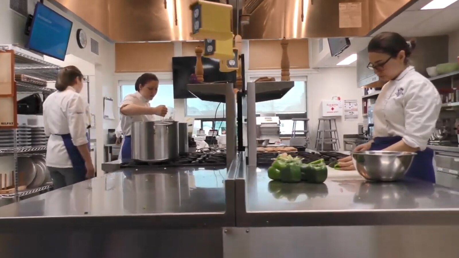 Trois jeunes filles dans une cuisine.