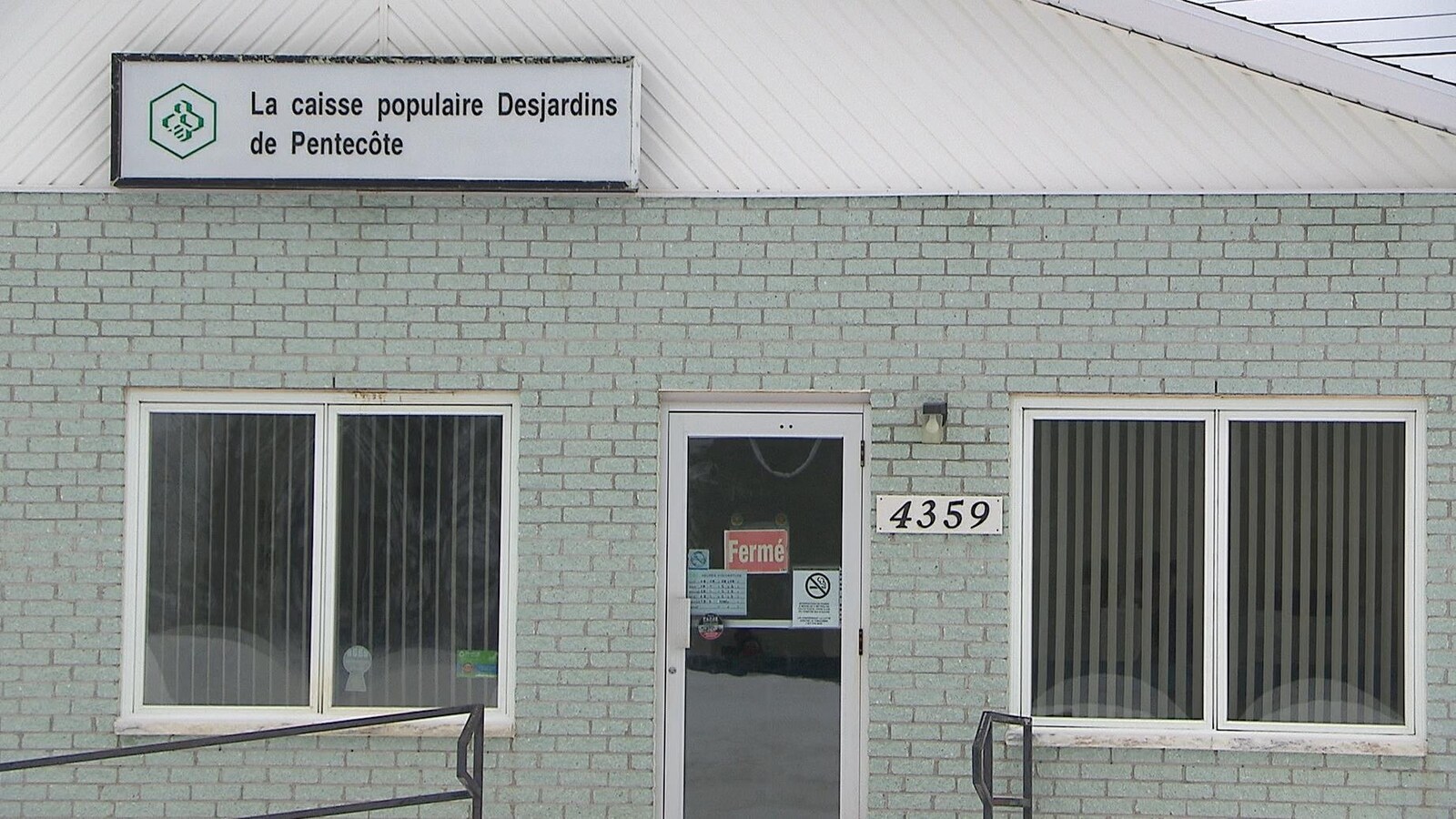 La façade de la Caisse populaire de Rivière-Pentecôte