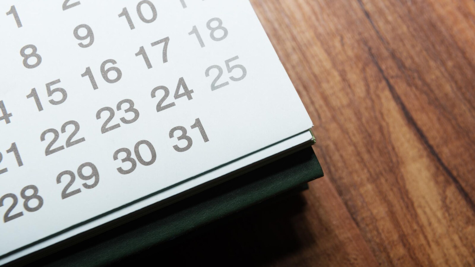 Un calendrier posé sur une table en bois.