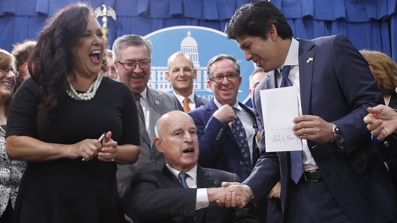 Le gouverneur californien Jerry Brown signe une loi.