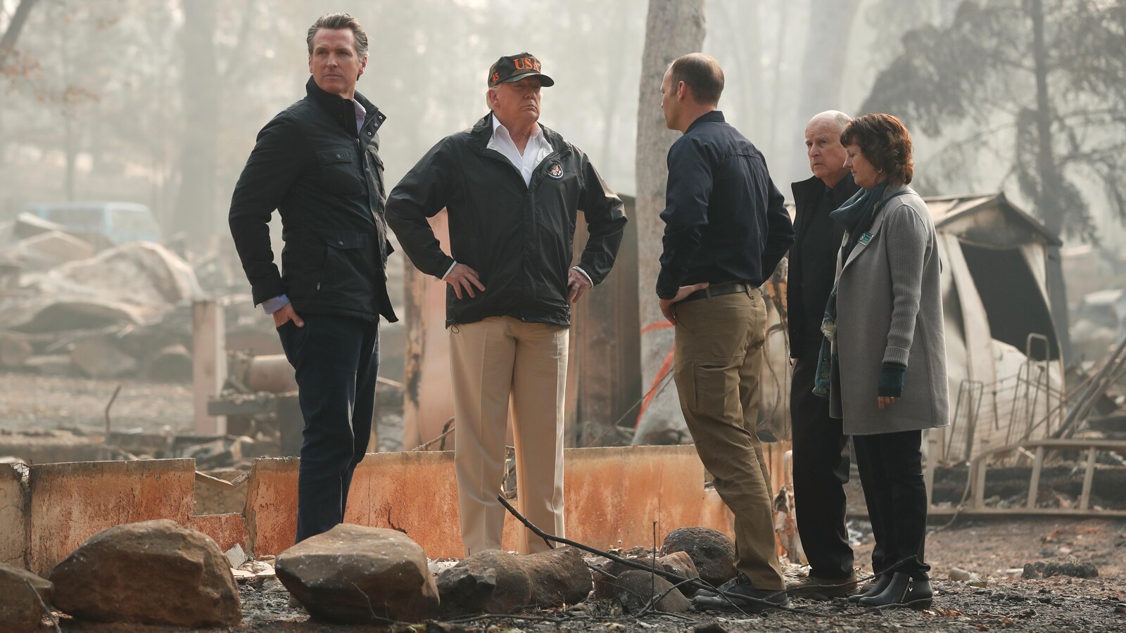 Donald Trump observant les résultats d'un gigantesque feu de forêt en Californie