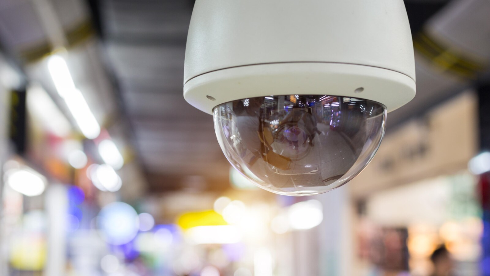 Caméra de surveillance au plafond d'un établissement commercial.