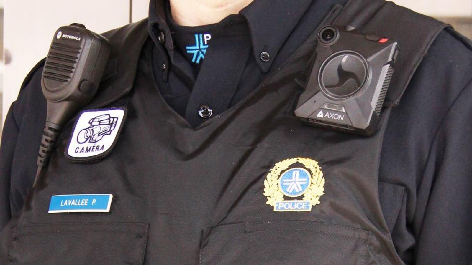 Un policier du SPVM porte une caméra portative.
