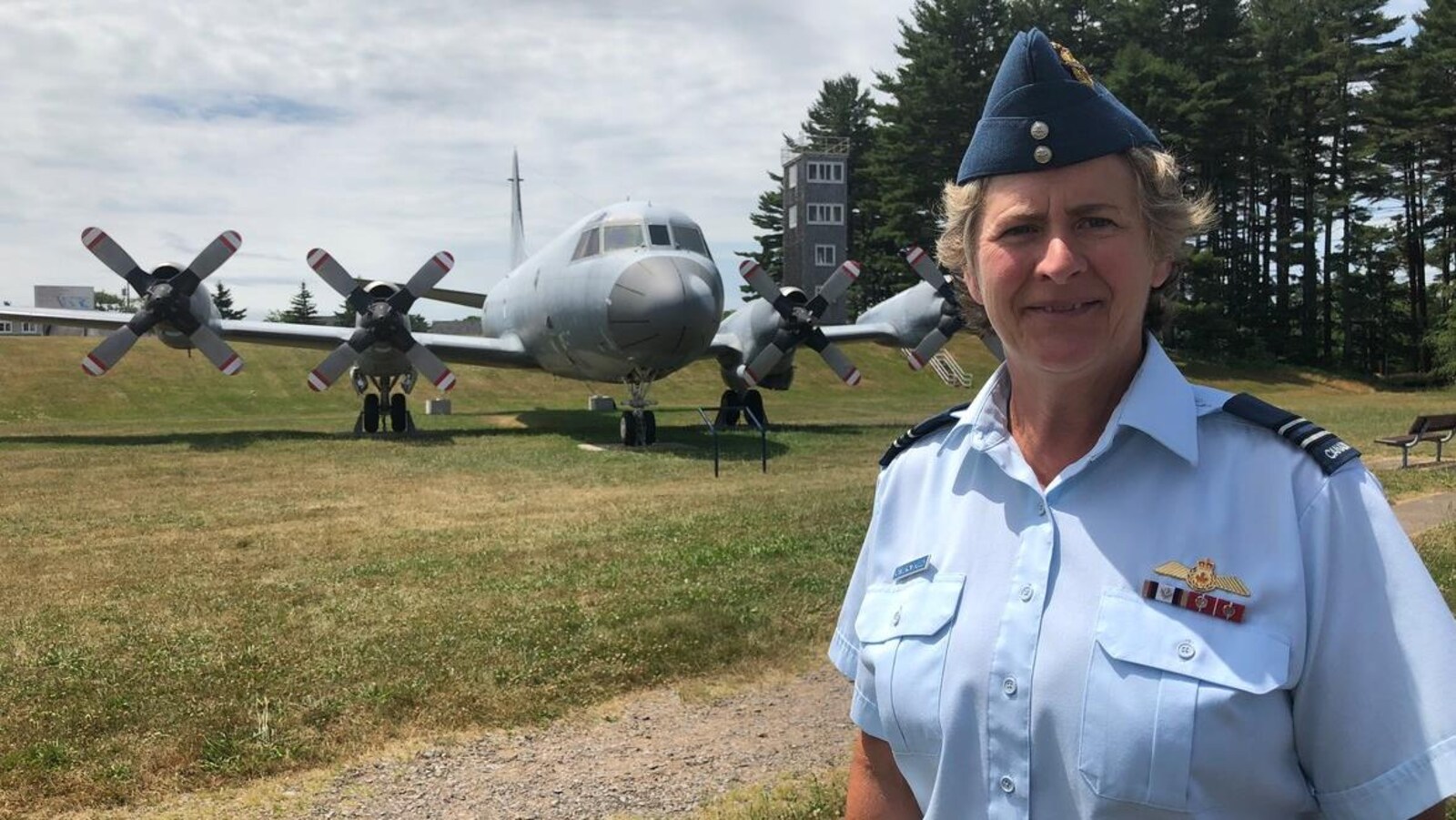Mary Cameron-Kelly devant un ancien avion Aurora