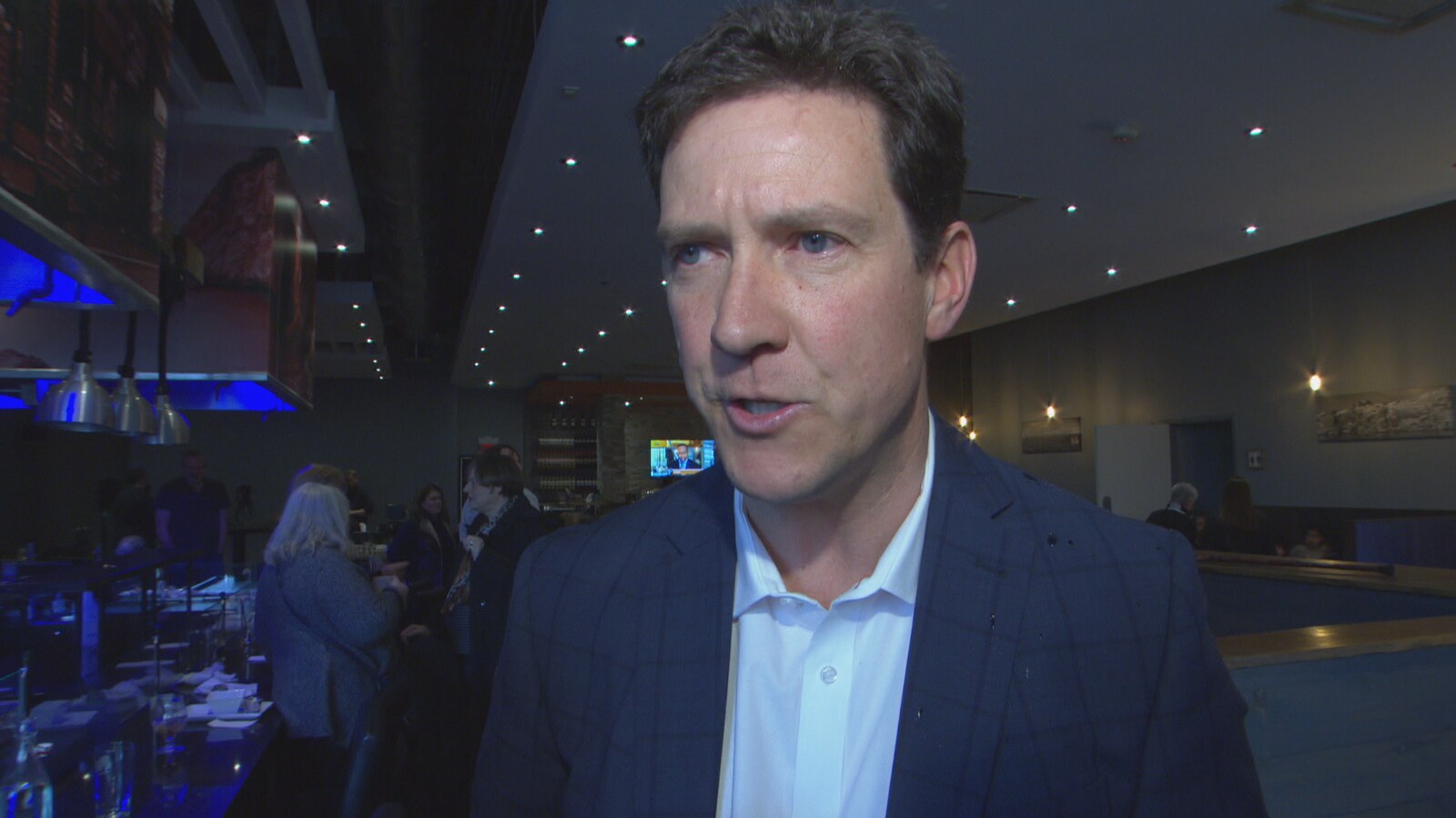 Cameron Montgomery dans une salle lors d'un rassemblement politique