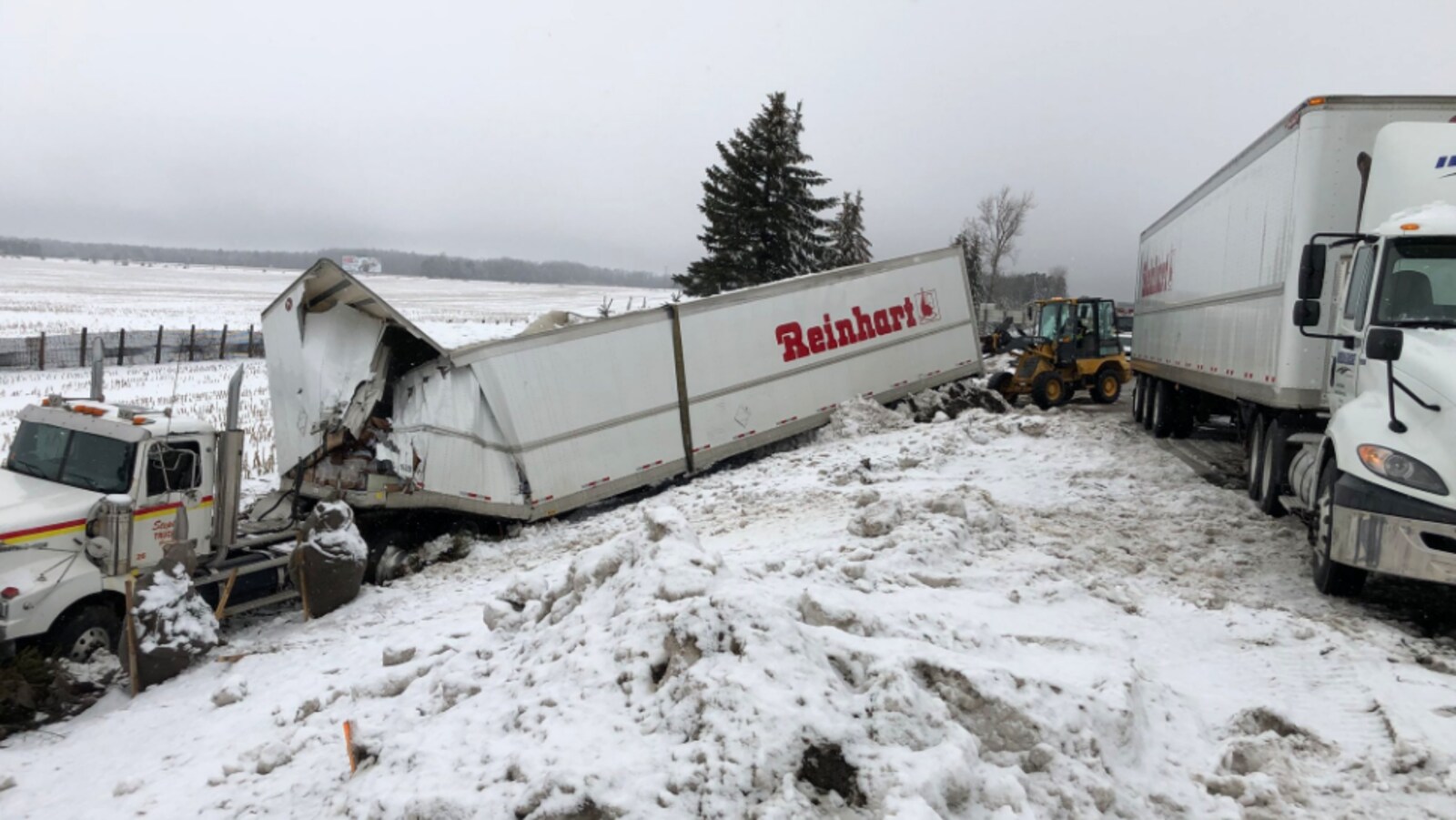 Photo d'un camion dans le fossé. Sa remorque est emboutie à l'avant.