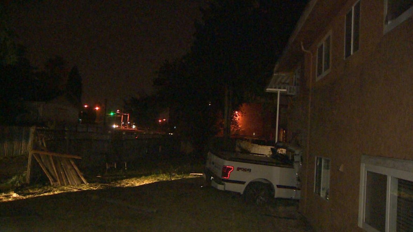 On voit la camionnette à moitié rentrée dans le mur de la maison.