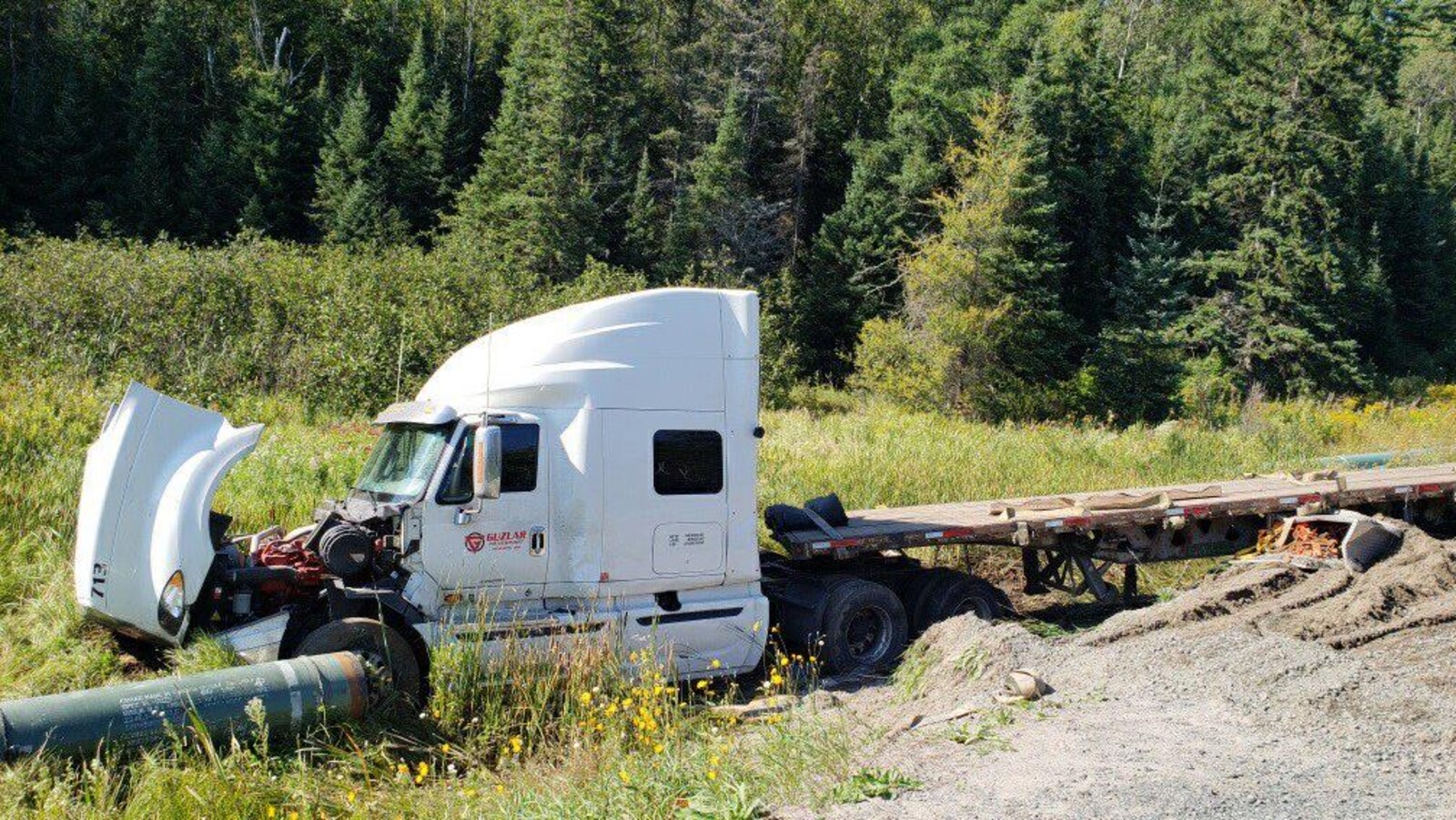 Un camion accidenté sur le bord d'une route.