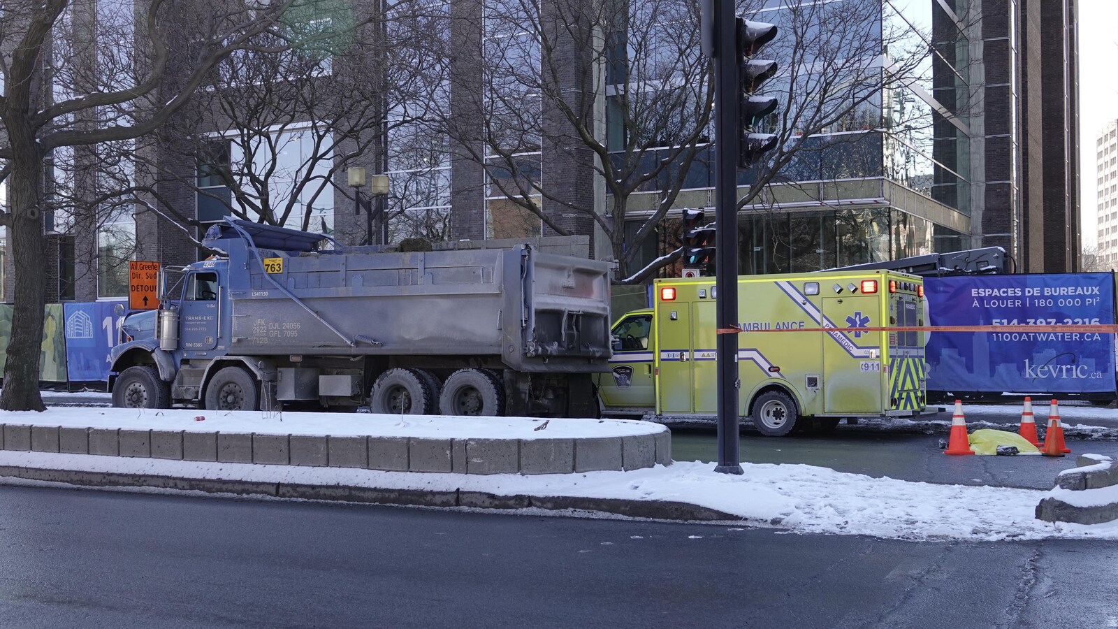 Une ambulance et un camion.