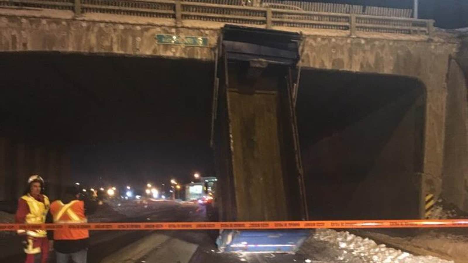 La benne du camion était visiblement ouverte au moment de l'impact avec le viaduc de l'autoroute Henri-IV.