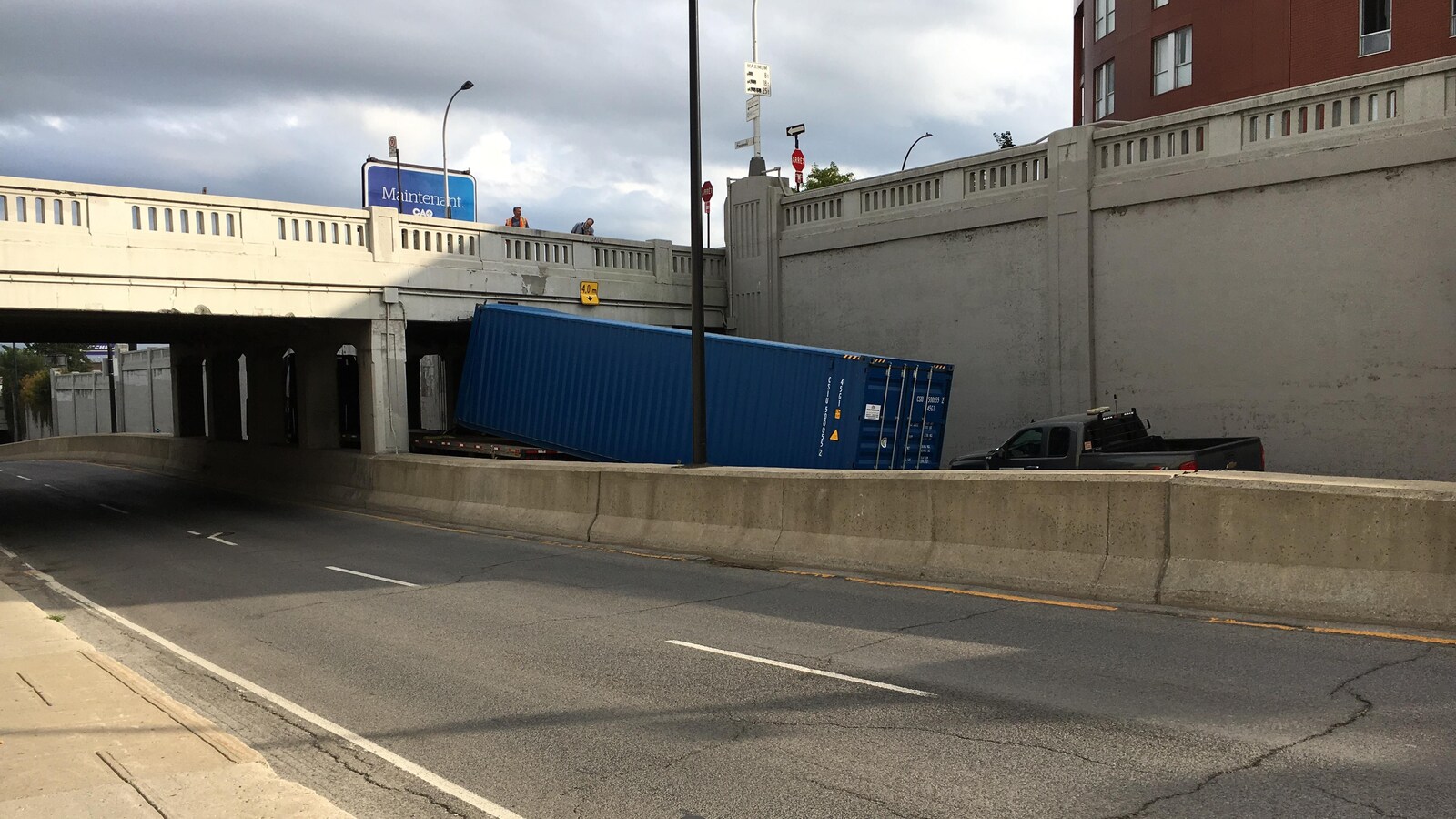 Le sommet du conteneur est appuyé sur le haut du viaduc.