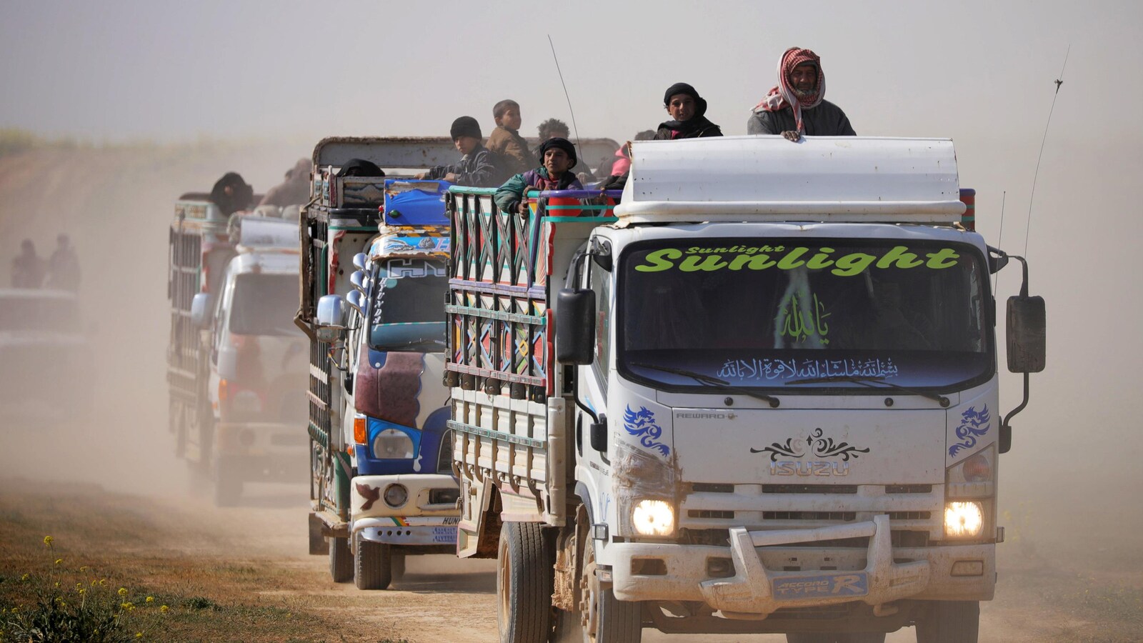 Des camions circulent sur la route.