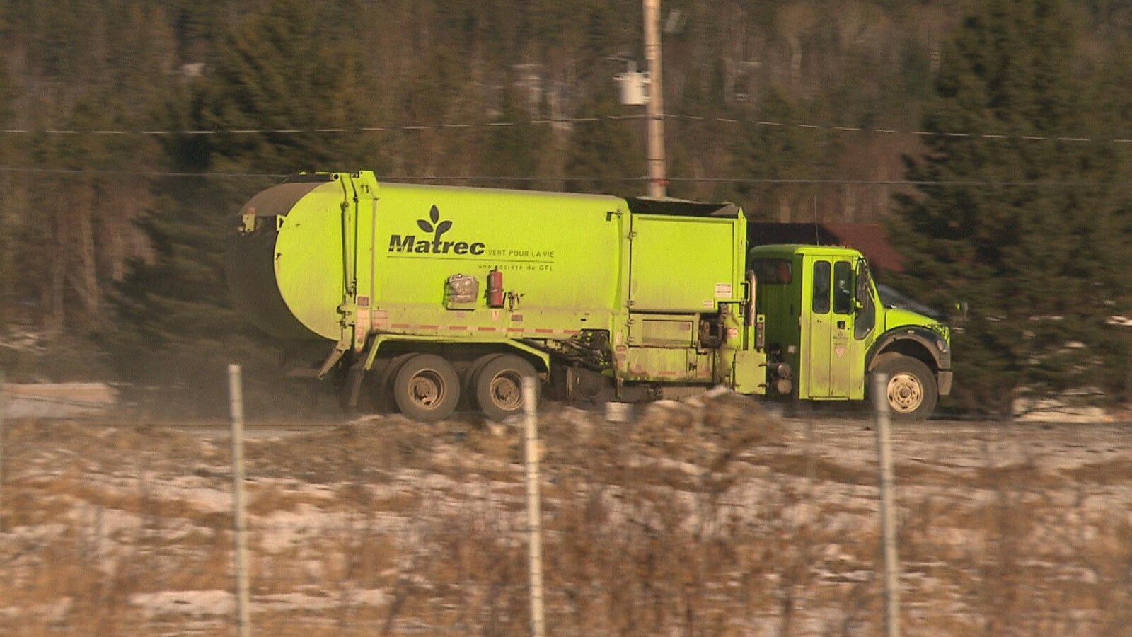 Camion de déchets en provenance du Saguenay qui arrive au site d'enfouissement d'Hébertville-Station.